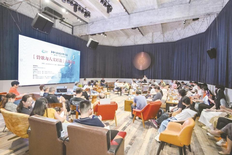 厦门：劈波斩浪连两岸 龙舟竞渡续文脉