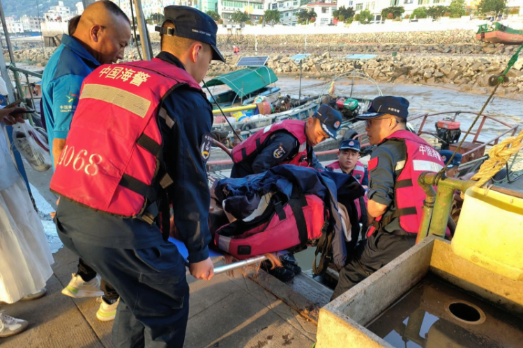 宁德海警五一期间连续处置2起旅游险情 共救助5名游客_fororder_图片1_副本