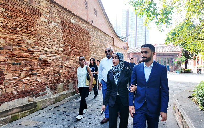 驻华外交官探访晋江五店市 红砖古厝间触摸闽南文化‌_fororder_图片2