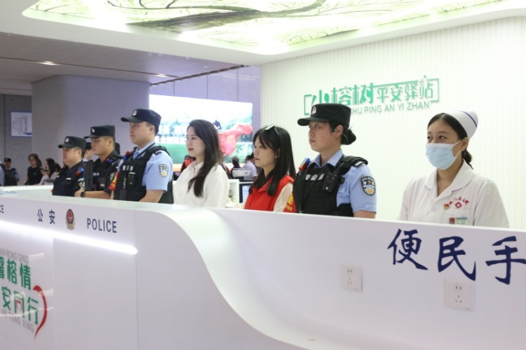 福州南站派出所：乘“枫”景育榕荫 温暖回家路_fororder_“小榕树平安驿站”成员单元共同守护旅客出行.JPG