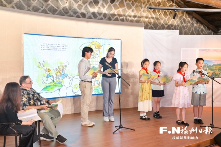 美国友人与福州小学生共读《十一枚邮票》