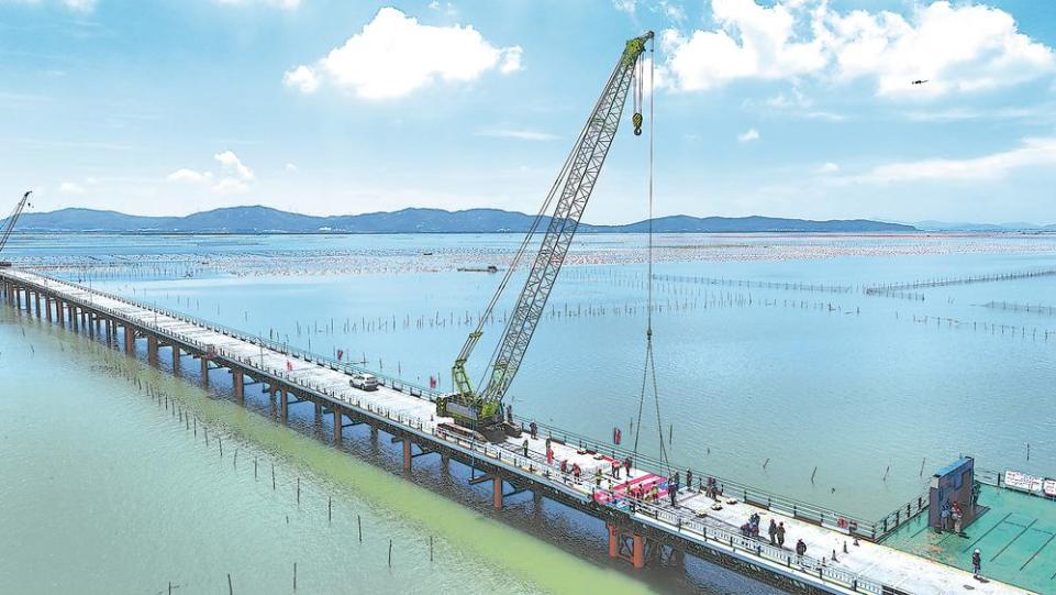 漳汕高铁东山跨海特大桥完成栈桥合龙