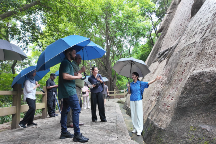 驻华外交官登上福建南安九日山 探寻千年石刻里的海丝记忆_fororder_图片2