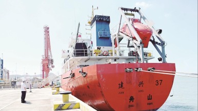 漳州古雷迎来首船丙酮进港