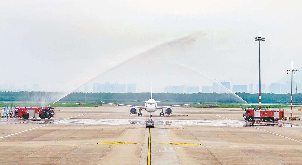 国产大飞机C919首航厦门