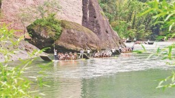 端午假期武夷山国家公园内游人如织