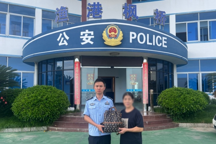 福建霞浦：粗心游客遗失背包 警民联动完璧归赵_fororder_微信图片_20250814233607_副本