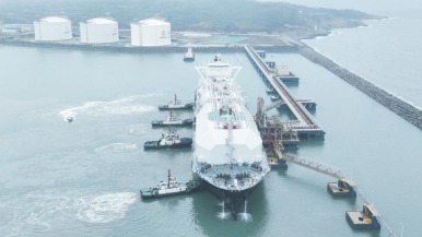 马年首艘LNG船在漳州顺利靠泊