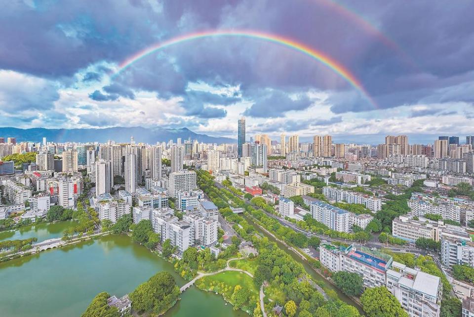 福州市区上空出现双彩虹