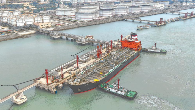 中国香港籍“阿黛尔”轮顺利停靠泉州斗尾港区