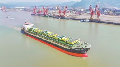宁德口岸青拓码头：30辆新能源矿卡乘船出海