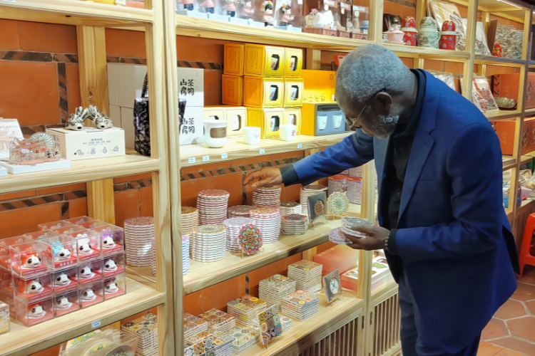 ‌驻华外交官探访晋江五店市 红砖古厝间触摸闽南文化‌_fororder_图片9