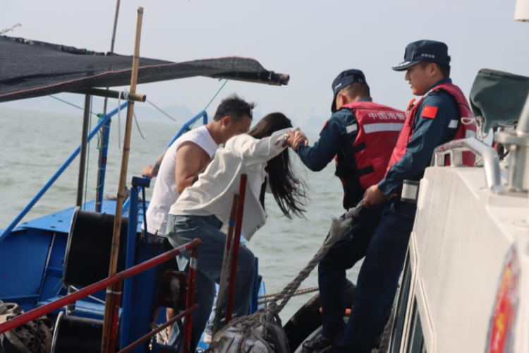 宁德海警五一期间连续处置2起旅游险情 共救助5名游客_fororder_图片2_副本