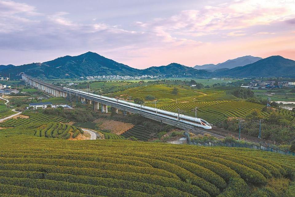 合福高铁开通10周年：在青山绿水间铺就一条致富路