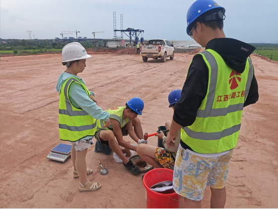 弋阳西枢纽互通连接线项目：党建引领助力交通建设提质增效_fororder_弋阳西枢纽互通连接线项目(2)1008