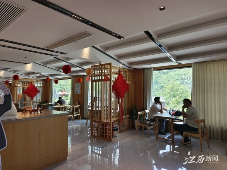 捡瓶子也能兑换奖品！广西大学生“特种兵” 夜爬武功山获“环保先锋”称号