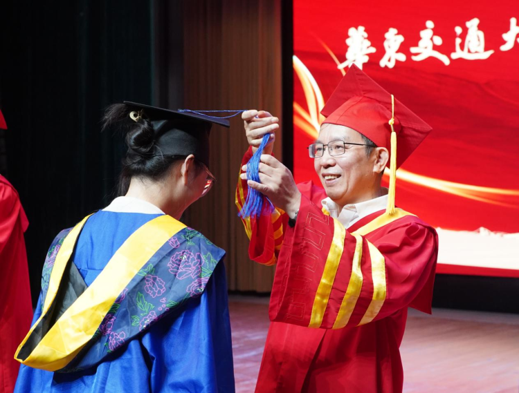 在知我、忘我、有我中实现人生价值 华东交通大学举行2025年毕业典礼暨学位授予仪式_fororder_图片4