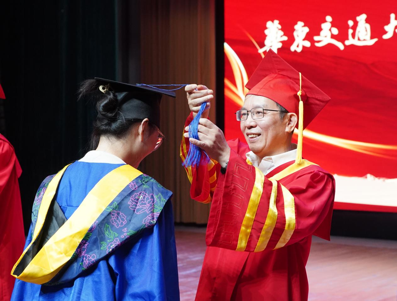 在知我、忘我、有我中实现人生价值 华东交通大学举行2025年毕业典礼暨学位授予仪式_fororder_图片4