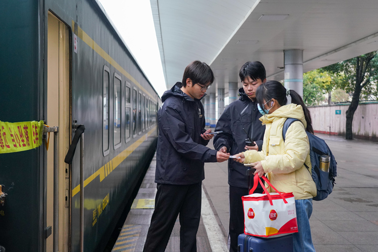 江西：临客列车上的流动党支部