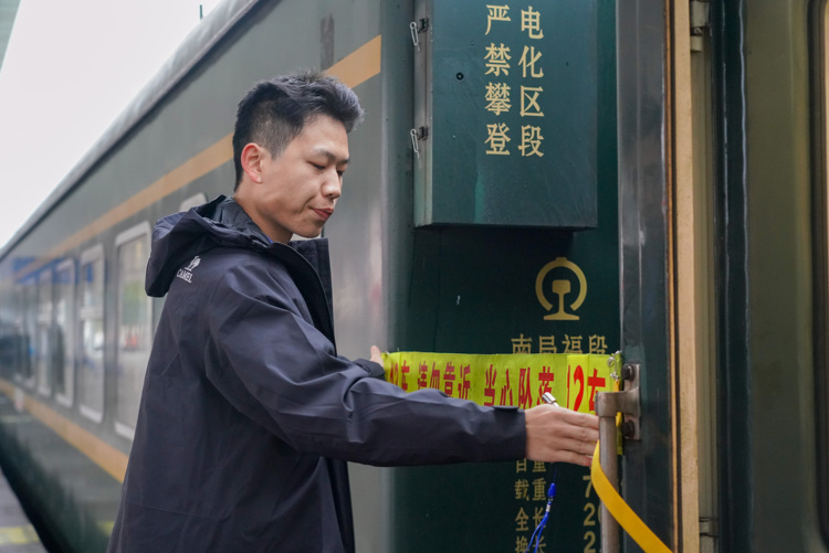 江西：临客列车上的流动党支部
