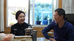 一米八女警刘诗洁：俯身走进社区百姓心门
