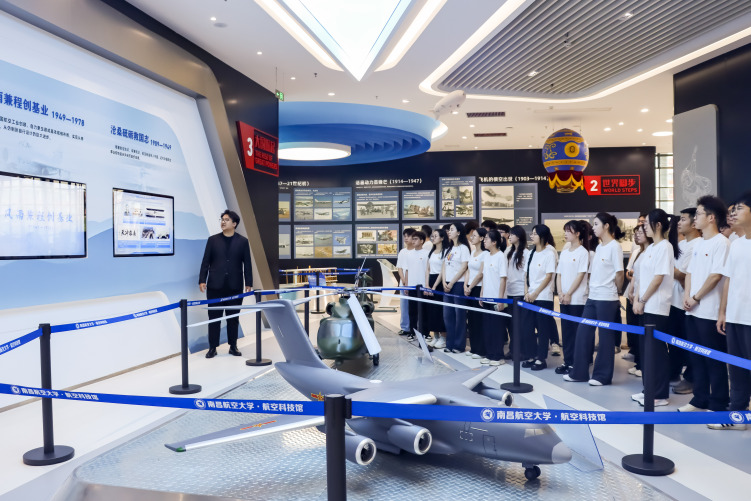 “最后一堂党课”：南昌航空大学为毕业生党员启新程注入红色动能_fororder_微信图片_20250612092523