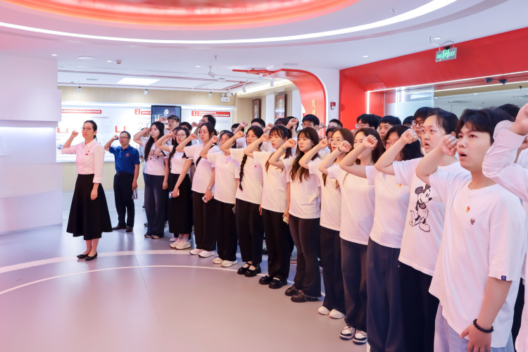 “最后一堂党课”：南昌航空大学为毕业生党员启新程注入红色动能_fororder_微信图片_20250612092532