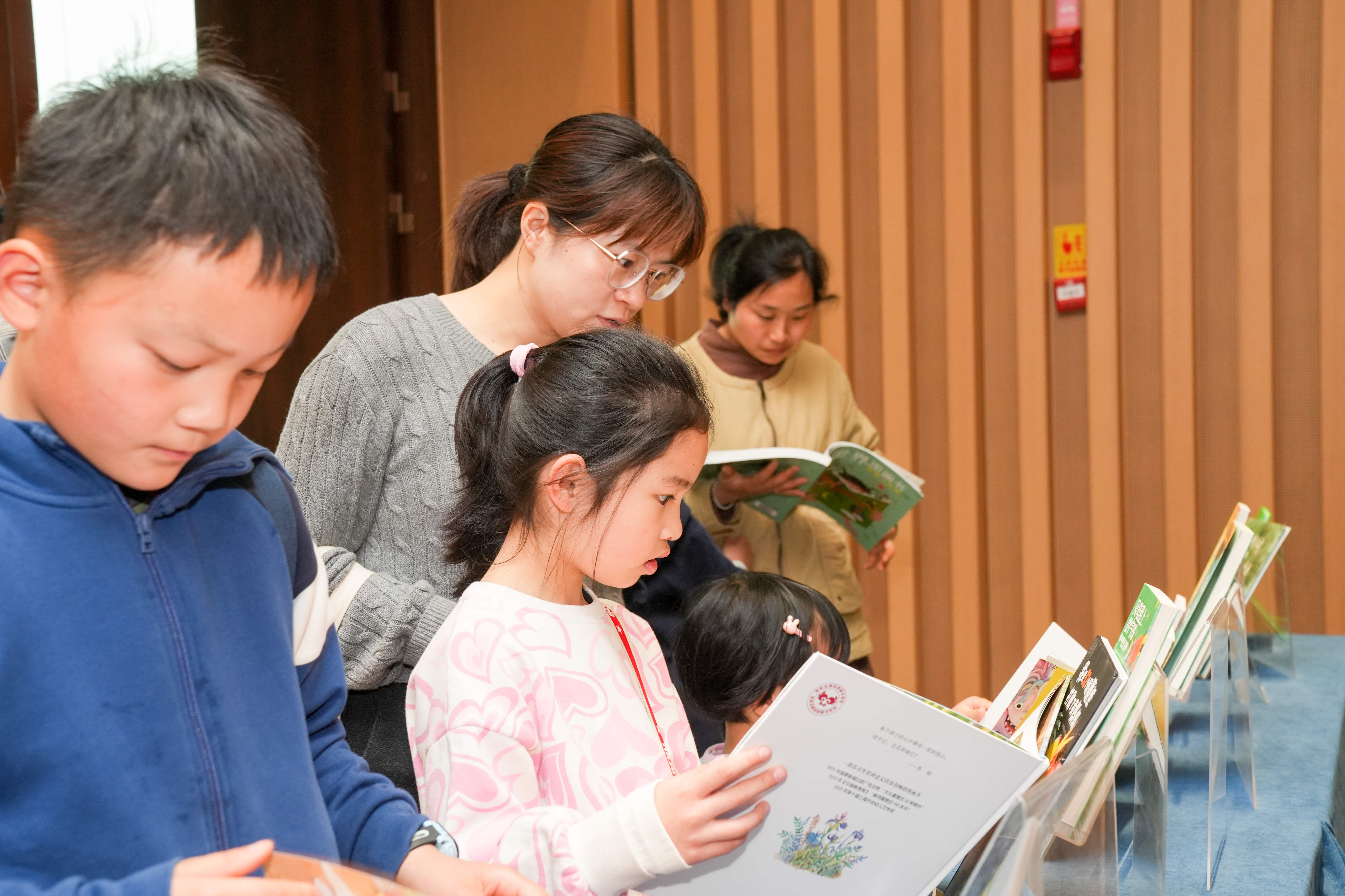 江西省图书馆：彭懿做客赣图大讲堂 共赴奇幻儿童文学之旅_fororder_DSC04408
