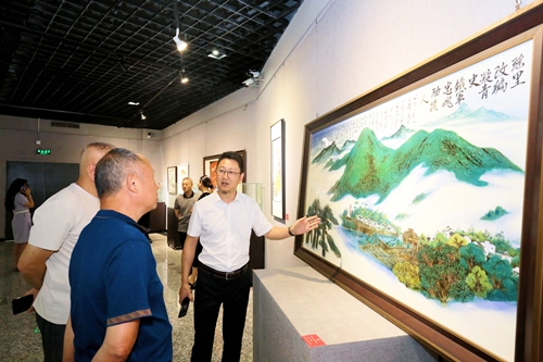 瓷映烽火照初心：抗战胜利80周年陶瓷展里的家国记忆与时代回响