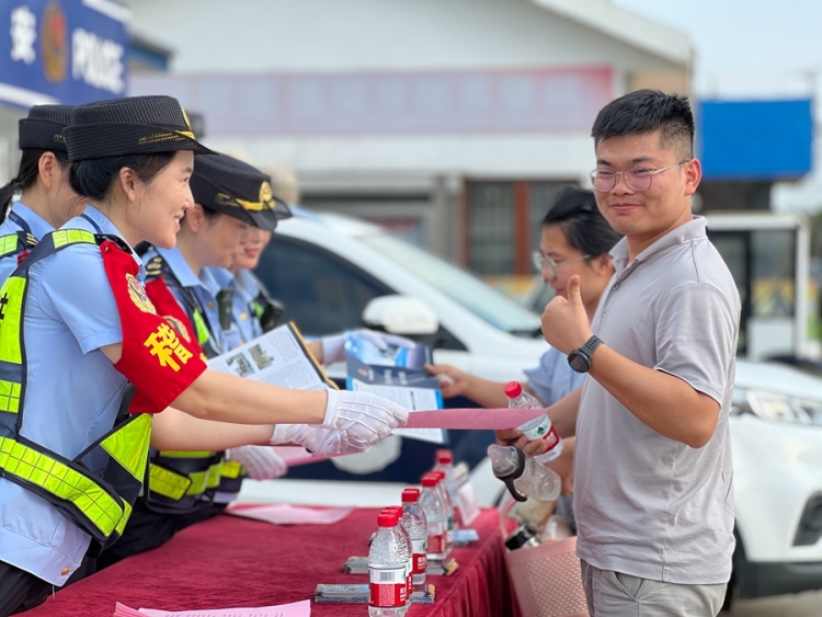 高速“她”防线：巾帼执法护航“双节”假期出行路_fororder_微信图片_20251001164522_68_125
