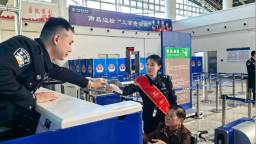 九九重阳暖 国门敬老情——南昌边检站以“定制化护航”书写国门温度​