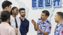 对话世界 遇见赣鄱——南昌边检民警与外籍旅客共话开放