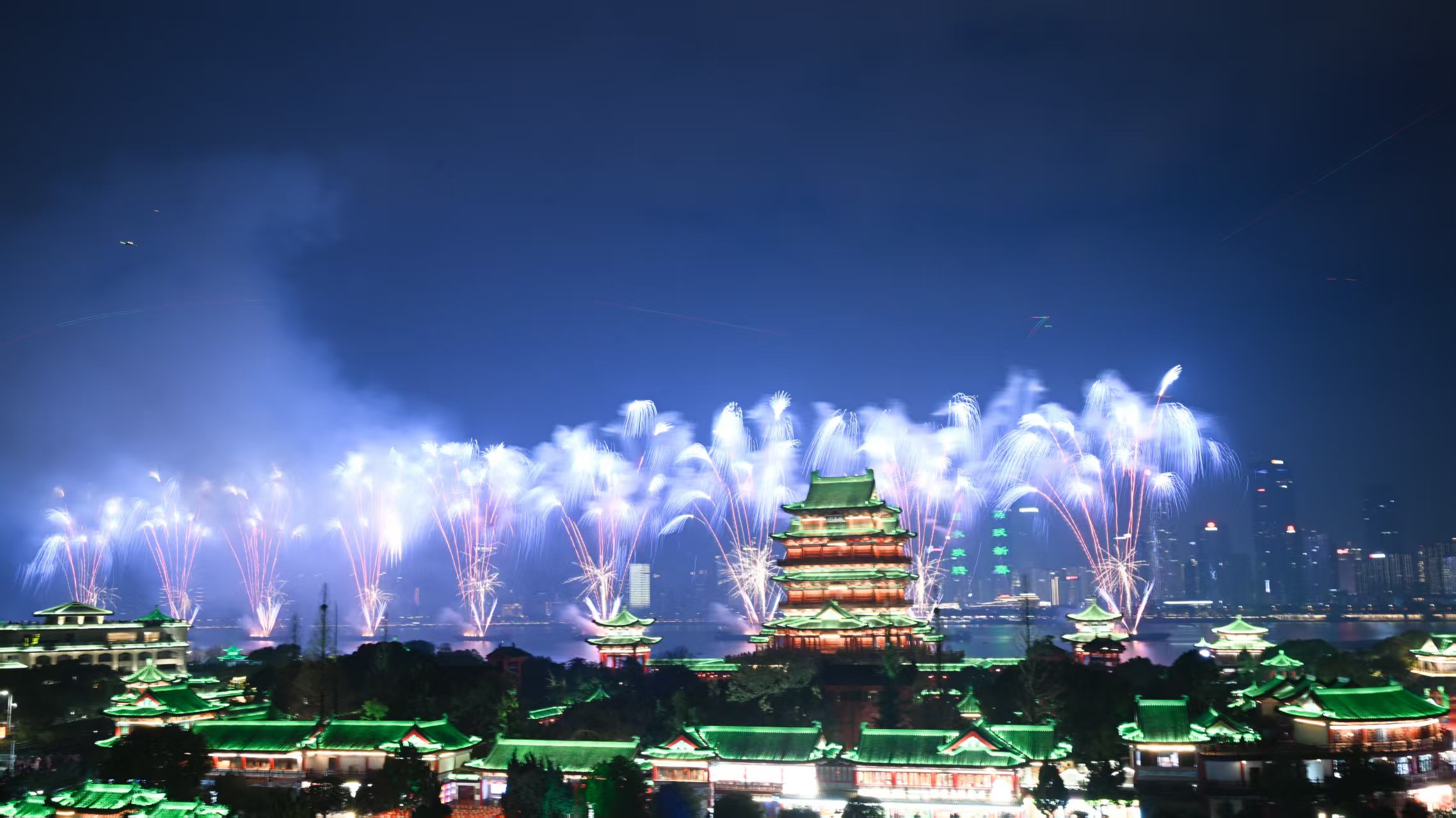 江西南昌举办迎春烟花秀_fororder_微信图片_20260218113036