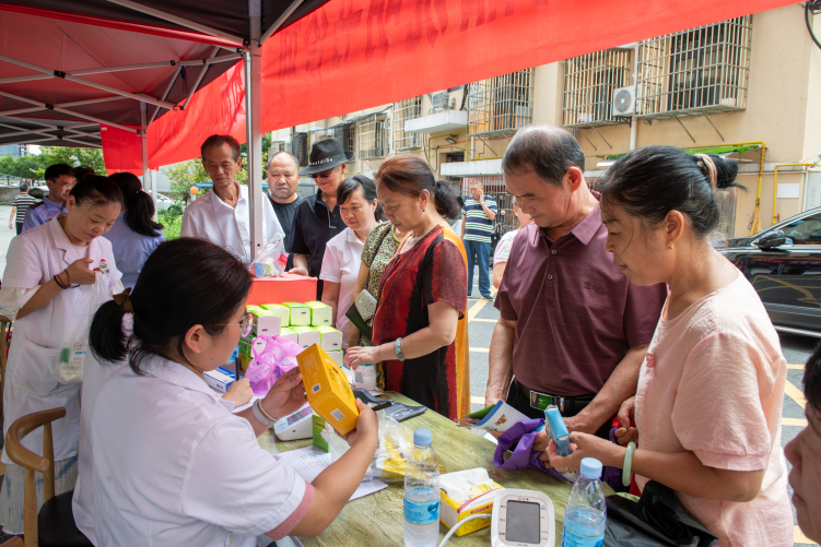 江西萍乡：药品安全知识进社区，服务老人便民惠民_fororder_9db2133db44eca148bc3beae4281a771