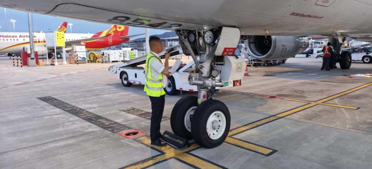 榜样力量：首都航空飞行部机长朱彦江以坚守诠释奉献_fororder_图片1
