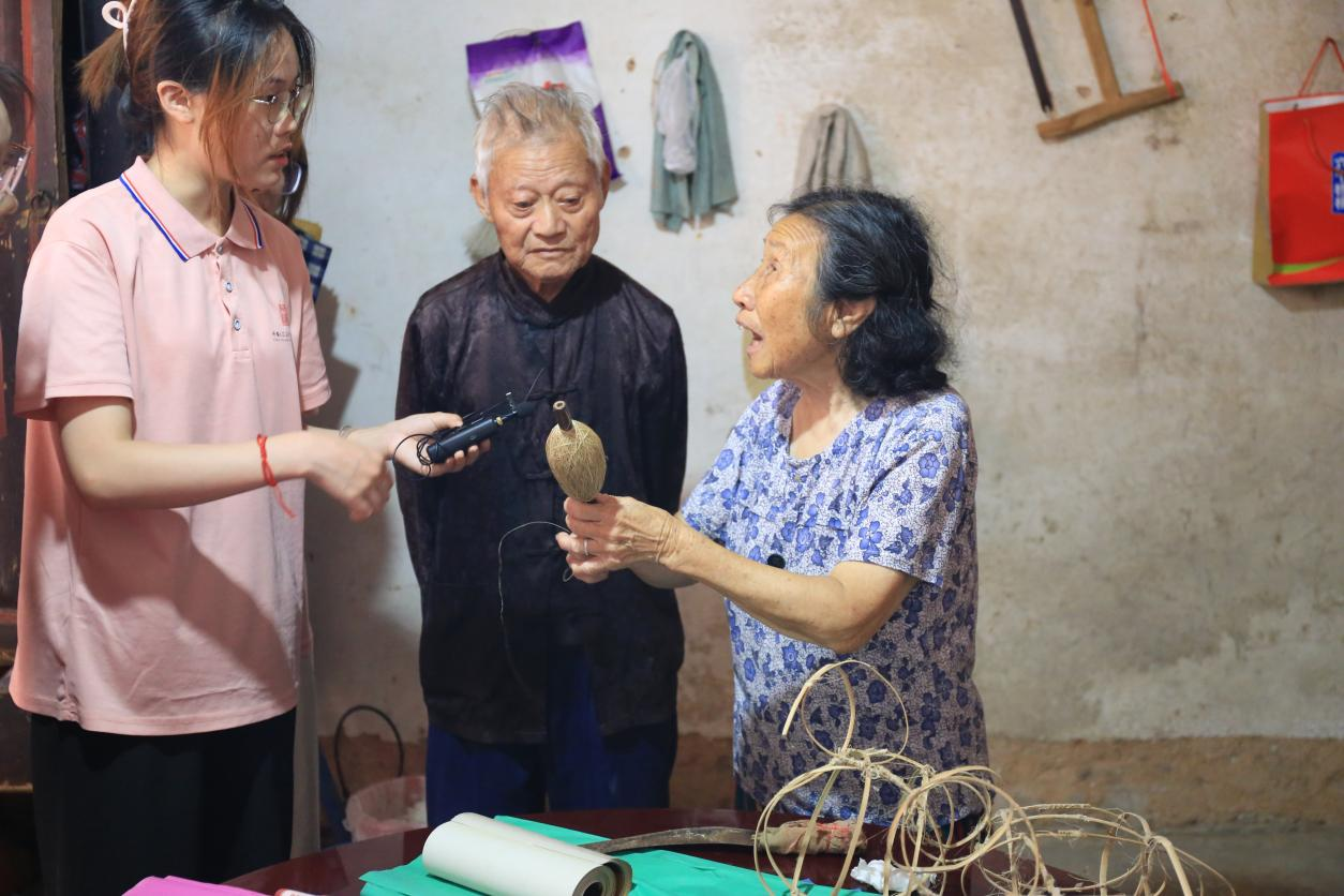南昌工学院·中国工艺美术大师博物馆“三下乡” 社会实践团队： 触摸夏布肌理 点亮扛灯记忆_fororder_图片27