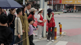 窑火映红志愿路 春风温暖旅人心——珠山区“窑火红”志愿服务护航清明假期