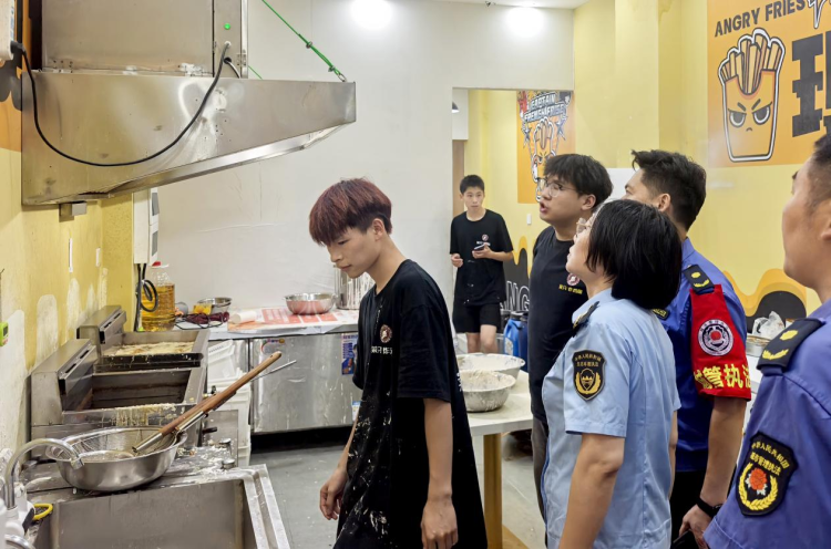 江西乐平：开展餐饮油烟整治 守护市民“清新”环境_fororder_图片2
