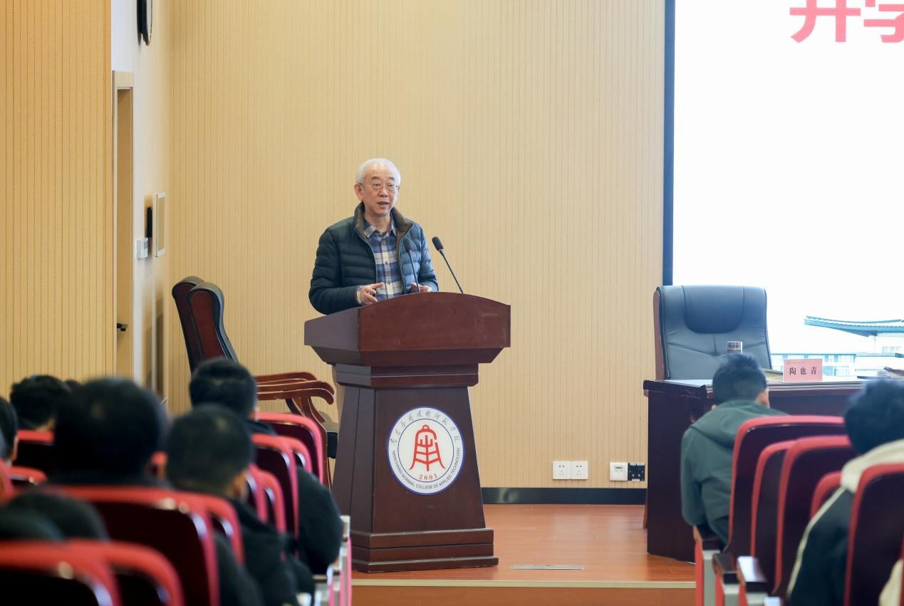 南昌应用技术师范学院校长陶也青为学生授课
