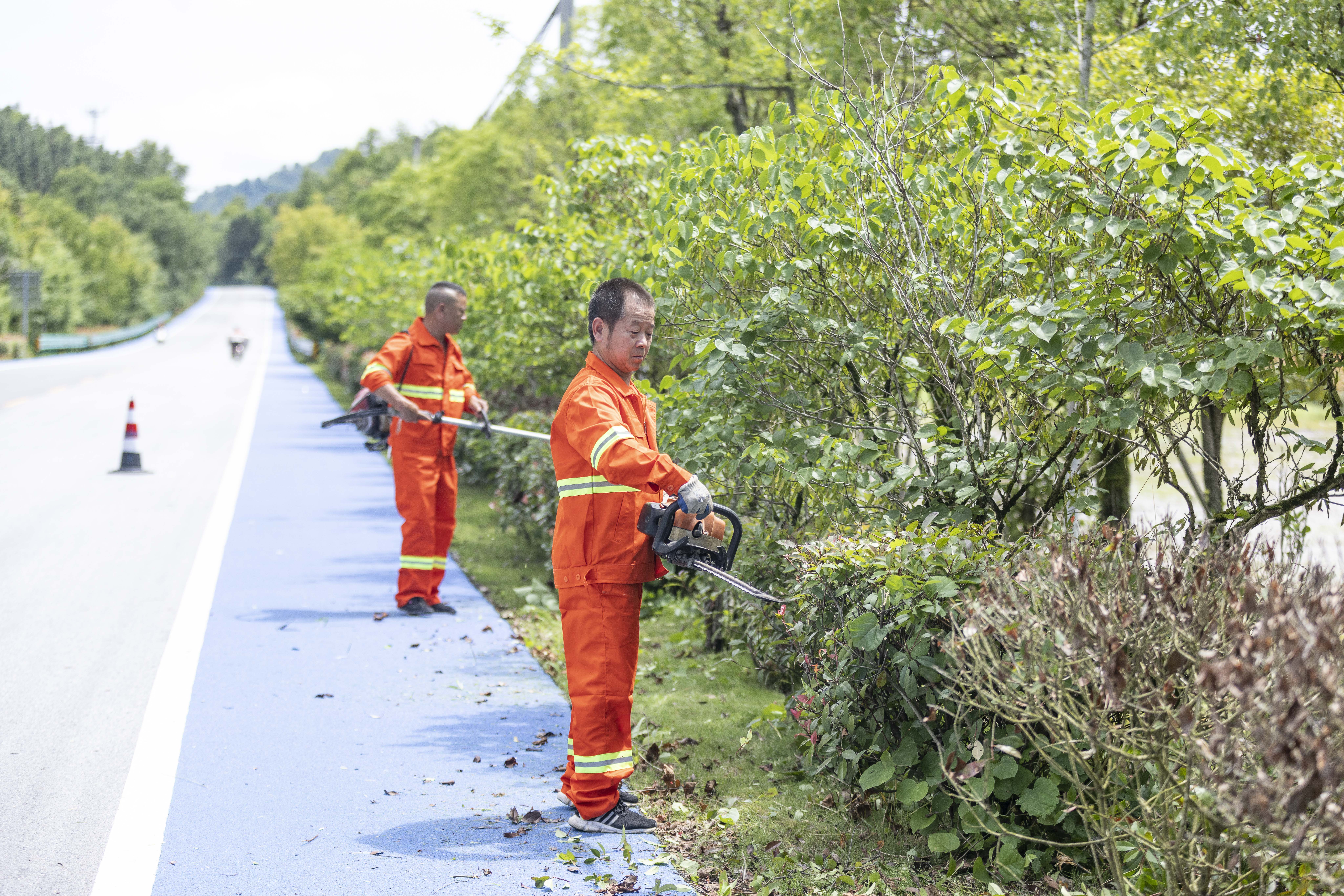 路景融合，道通业兴：婺源公路为最美乡村注入新活力_fororder_养护工人们正在烈日下忙碌着，开展日常保洁、小修养护和路域环境整治工作 (2)