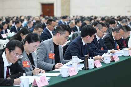 两会瞬间｜认真听取报告