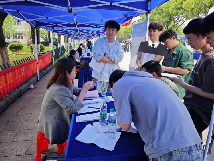 江西制造职业技术学院举办深圳市宝安区“百校千企·职爱宝安”选才活动_fororder_图片2