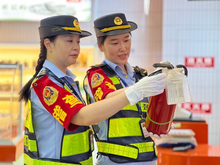 高速“她”防线：巾帼执法护航“双节”假期出行路