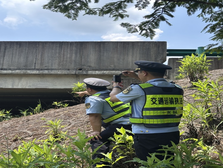 江西省交通运输执法局一支队：39℃酷暑中，60℃路面上，100℃为民情_fororder_3.执法人员排查安全隐患