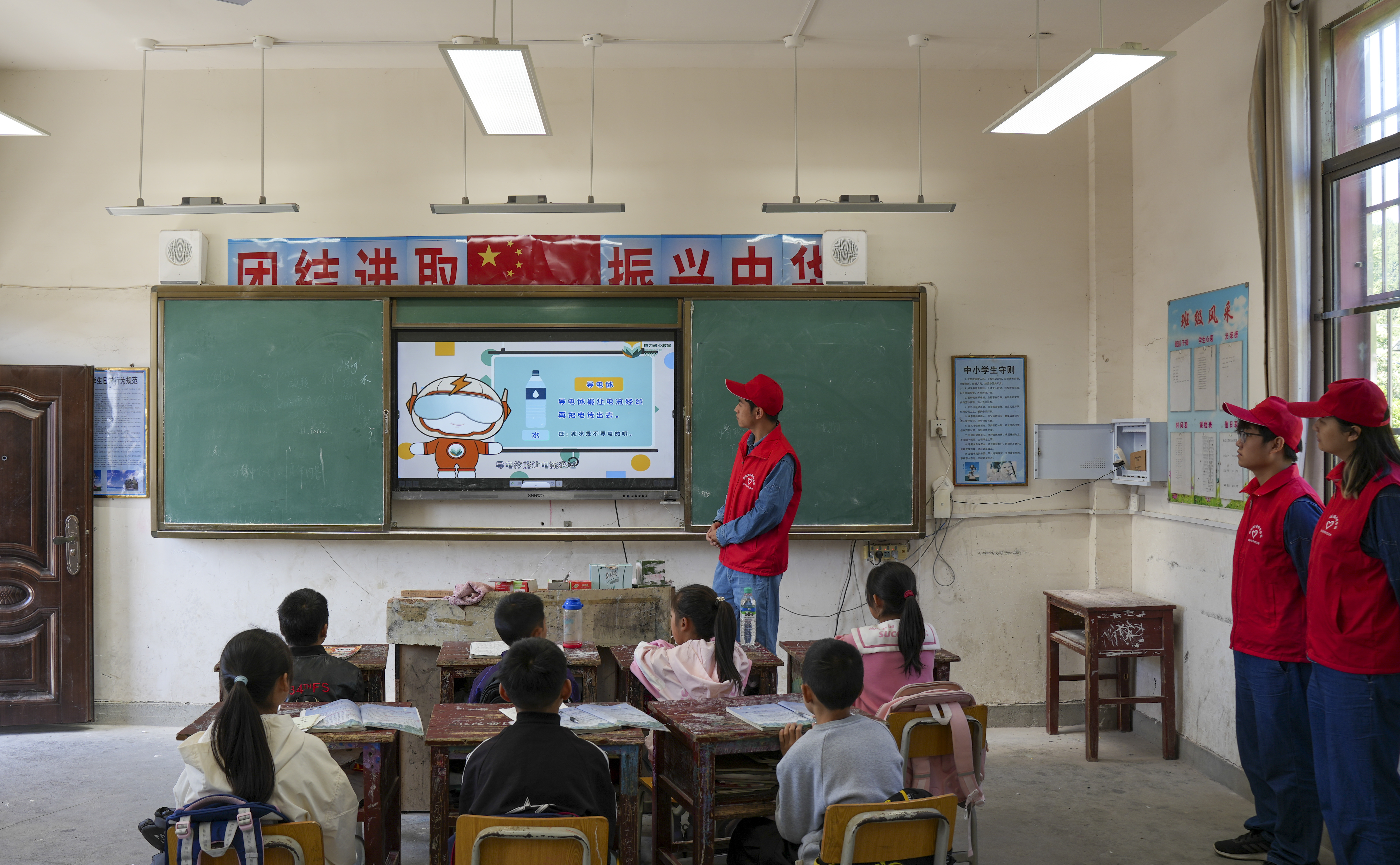 国网宜春供电公司：情暖童心迎六一 电亮梦想伴成长_fororder_微信图片_20250530165707