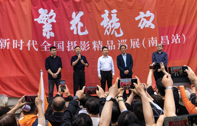 鹰潭市摄影家协会赴南昌观摩“繁花竞放”全国摄影巡展_fororder_微信图片_20250421165859