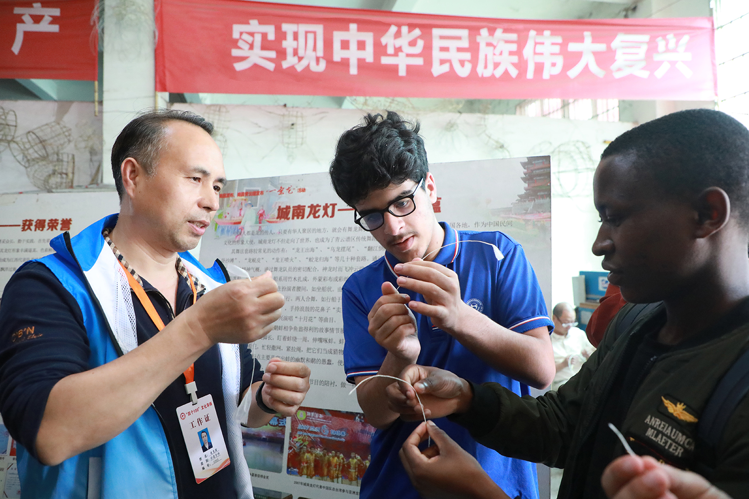 江西科技学院来华留学生深入了解“城南龙灯” 探寻非遗魅力_fororder_图1：将棉纸搓成绳子