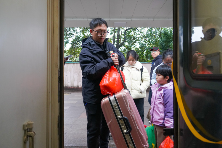 江西：临客列车上的流动党支部