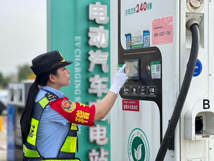 高速“她”防线：巾帼执法护航“双节”假期出行路_fororder_微信图片_20251001163829_57_125