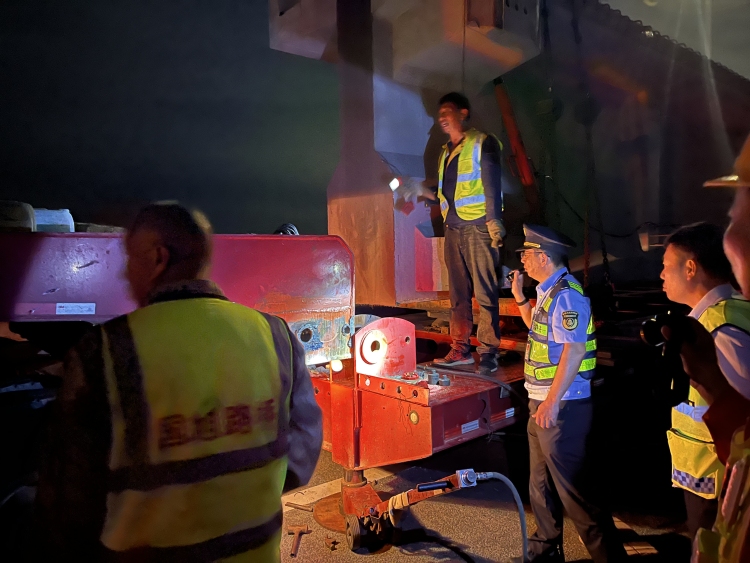 大件运输车辆故障滞留 江西省交通运输执法局伸出援手解困_fororder_微信图片_20250512111309
